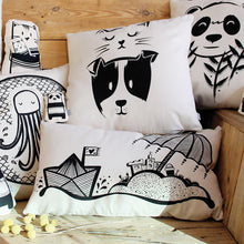 Afbeelding laden in galerijviewer, organic cotton cushion cover with beach illustration
