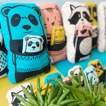 Carregar imagem no visualizador da galeria, panda soft toy with a pocket and a little panda inside
