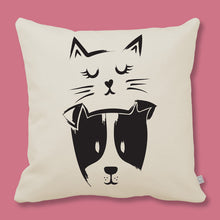 Afbeelding laden in galerijviewer, organic cotton cushion cover with cat and a dog print
