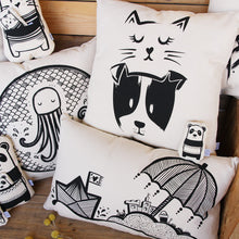 Afbeelding laden in galerijviewer, organic cotton cushion cover handprinted
