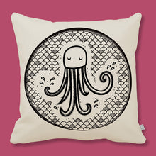 Afbeelding laden in galerijviewer, organic cotton cushion cover with an octopus print
