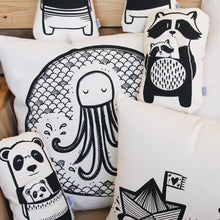 Afbeelding laden in galerijviewer, organic cotton cushion cover with an octopus print
