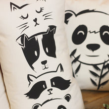 Afbeelding laden in galerijviewer, organic cotton cushion cover with animals design
