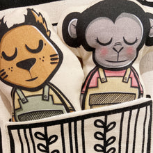 Carregar imagem no visualizador da galeria, fabric pocket with a plushie squirrel and a plushie monkey
